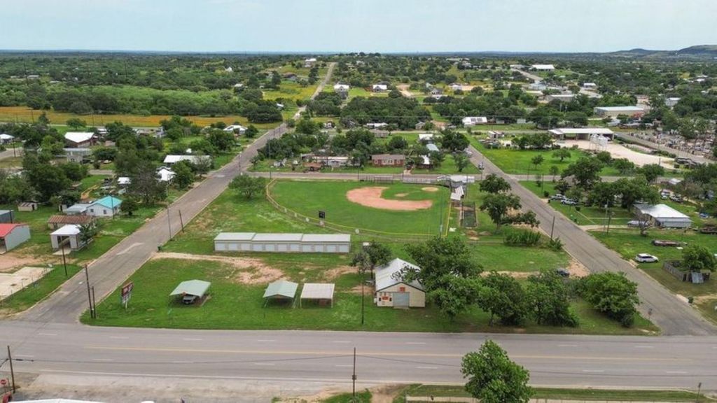 1106 Bessemer Ave, Llano, TX 78643