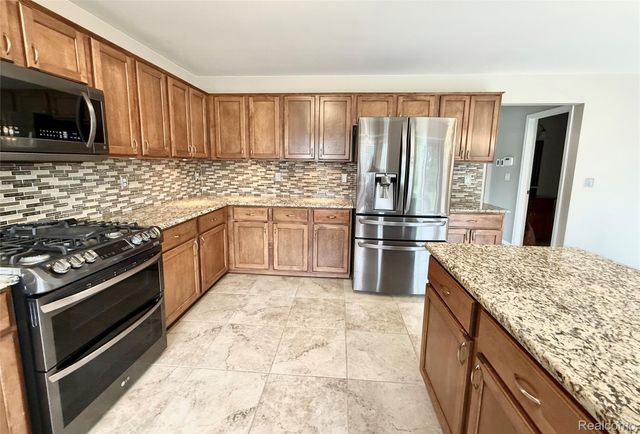 28948 Pinehurst Drive, Chesterfield Township, MI 48051