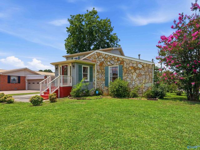 211 13th Avenue NW, Decatur, AL 35601