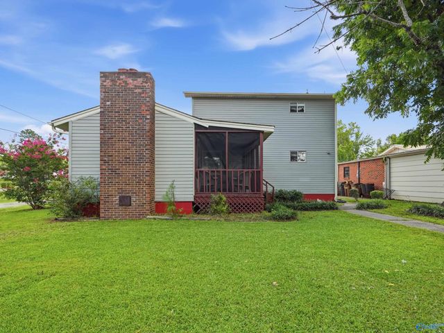 211 13th Avenue NW, Decatur, AL 35601