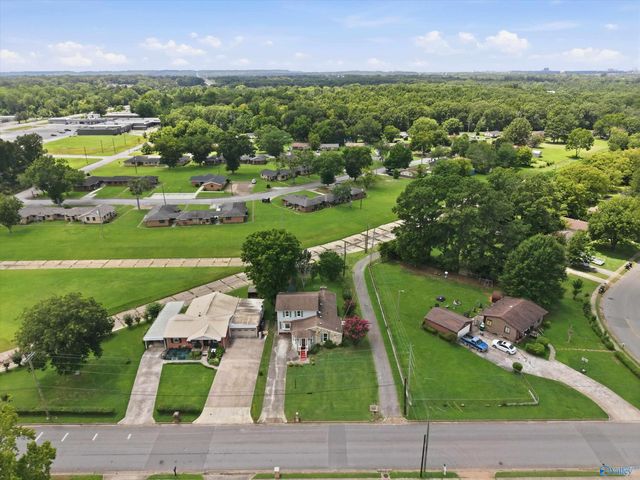 211 13th Avenue NW, Decatur, AL 35601