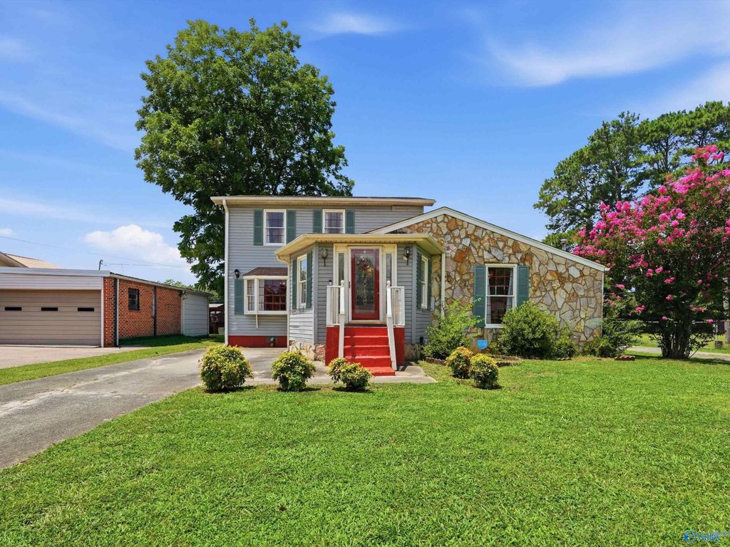 211 13th Avenue NW, Decatur, AL 35601