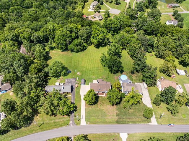 1208 Newmans Trl, Hendersonville, TN 37075