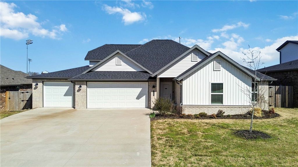 108 Phyllis Farm Road, Prairie Grove, AR 72753