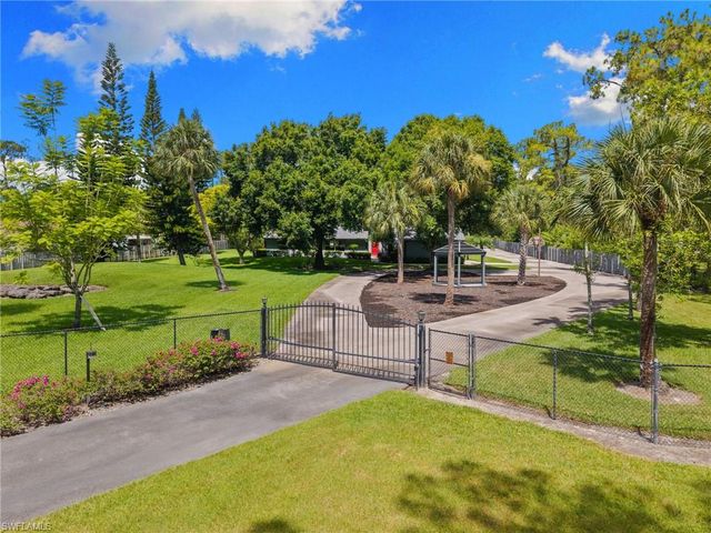 201 Perkins DR, Naples, FL 34119