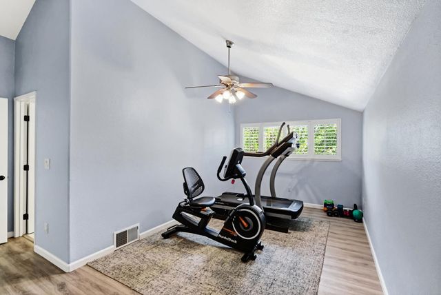 6481 Lake Park Dr, Sacramento, CA 95831