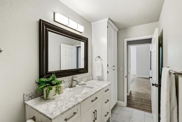 6481 Lake Park Dr, Sacramento, CA 95831