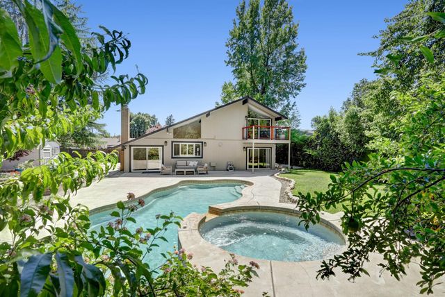 6481 Lake Park Dr, Sacramento, CA 95831