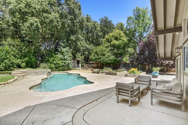 6481 Lake Park Dr, Sacramento, CA 95831