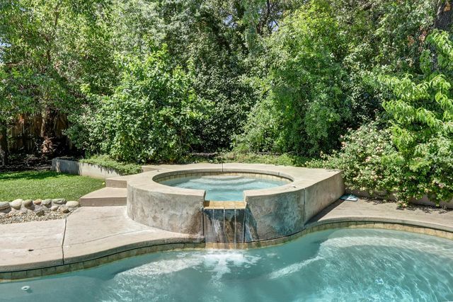 6481 Lake Park Dr, Sacramento, CA 95831