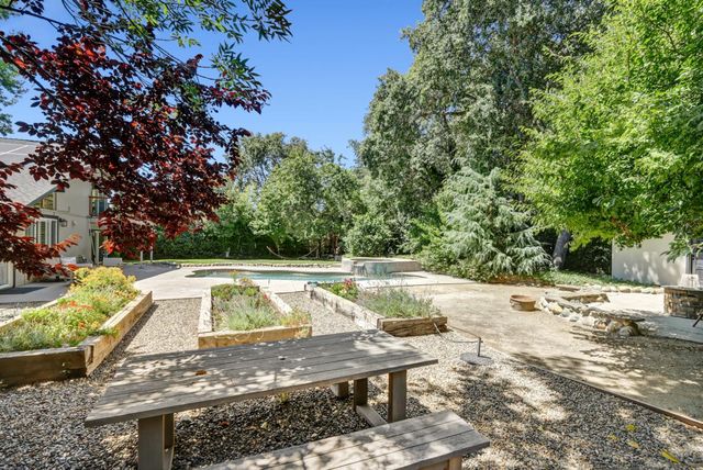 6481 Lake Park Dr, Sacramento, CA 95831