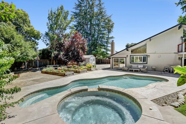 6481 Lake Park Dr, Sacramento, CA 95831
