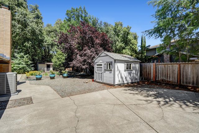 6481 Lake Park Dr, Sacramento, CA 95831