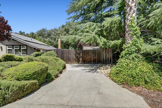 6481 Lake Park Dr, Sacramento, CA 95831