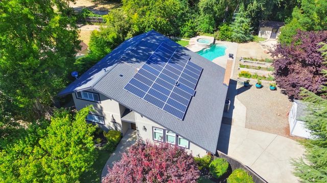 6481 Lake Park Dr, Sacramento, CA 95831