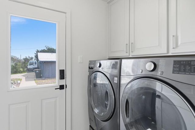 25429 Cove DR, Spicewood, TX 78669