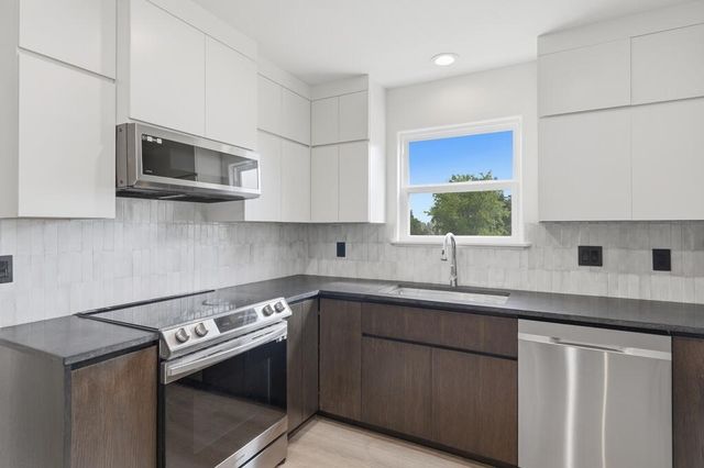 25429 Cove DR, Spicewood, TX 78669