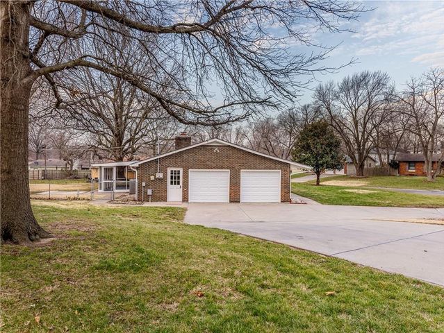 7417 N Highland Avenue, Gladstone, MO 64118