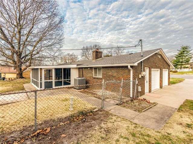 7417 N Highland Avenue, Gladstone, MO 64118