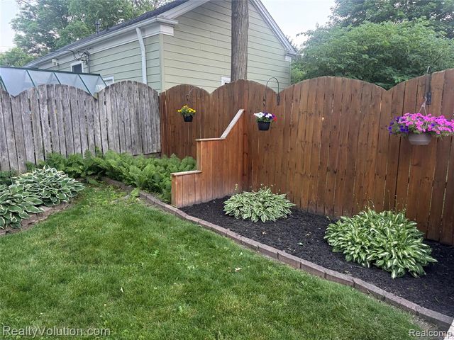 727 W Park Street, Lapeer, MI 48446