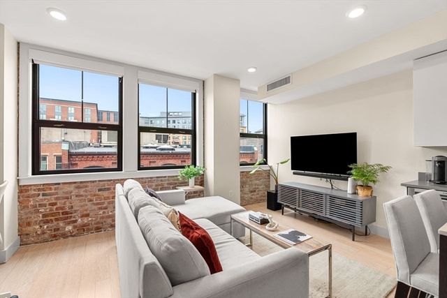 121 Portland St 609, Boston, MA 02114