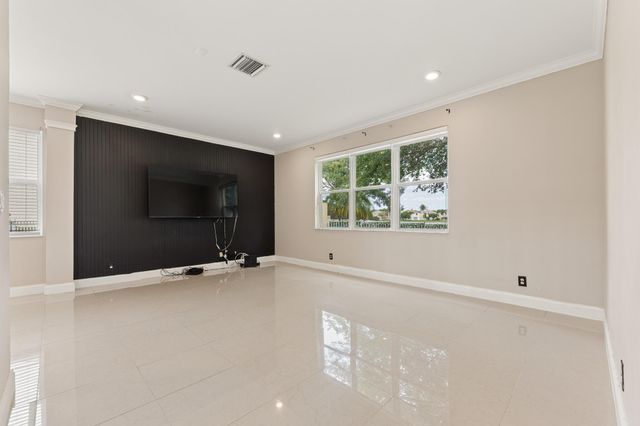 113 Canterbury Place, Royal Palm Beach, FL 33414