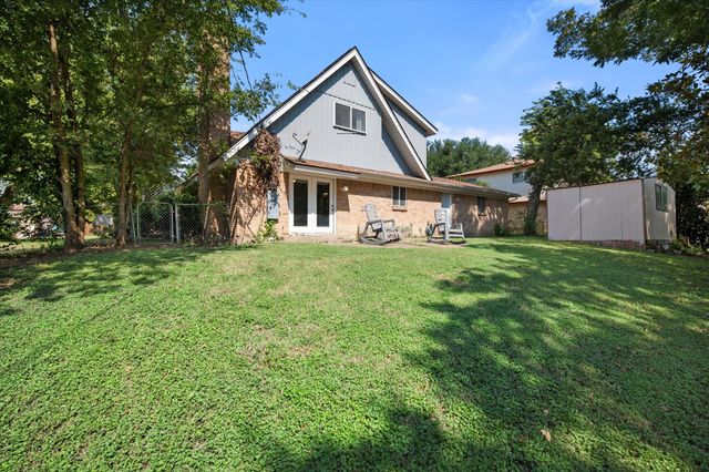 2402 Woodlawn Drive, Ennis, TX 75119