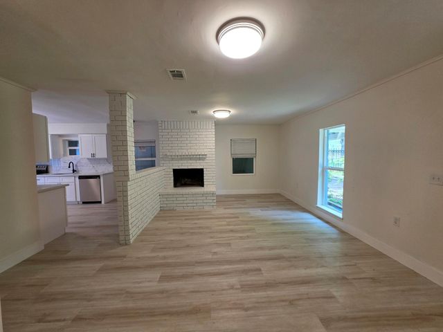 1305 Winchester Dr, Richmond, TX 77469