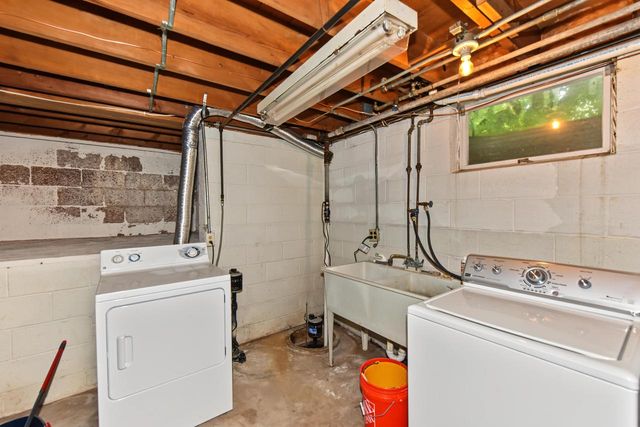 W188N9690 Orchard DRIVE, Germantown, WI 53022