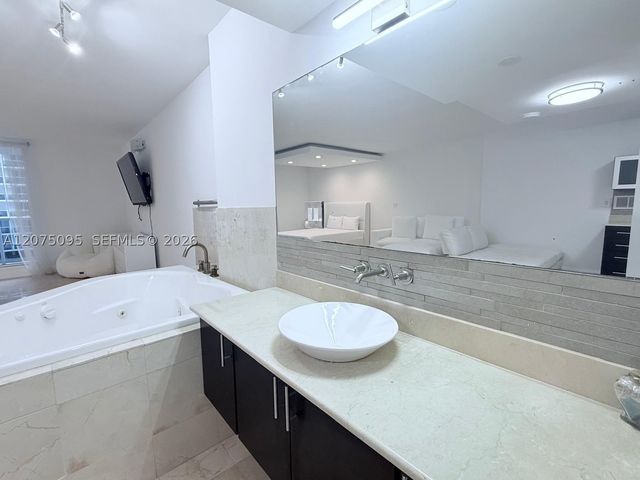 2301 Collins Ave 621, Miami Beach, FL 33139