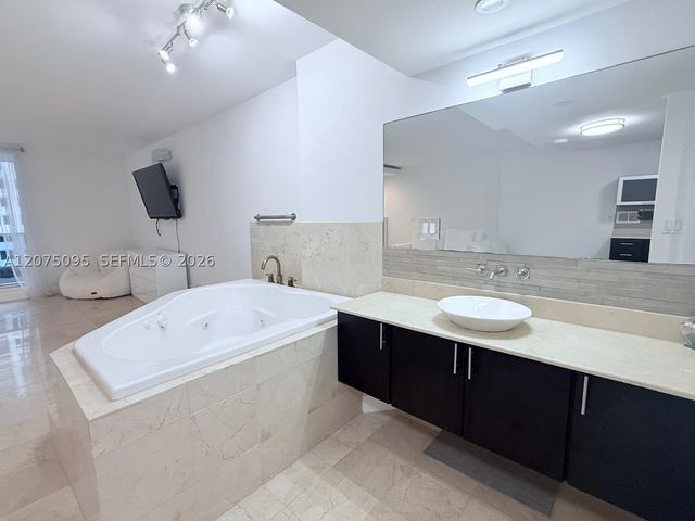 2301 Collins Ave 621, Miami Beach, FL 33139
