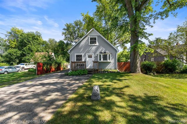55875 Pontiac Trail Court, New Hudson, MI 48165