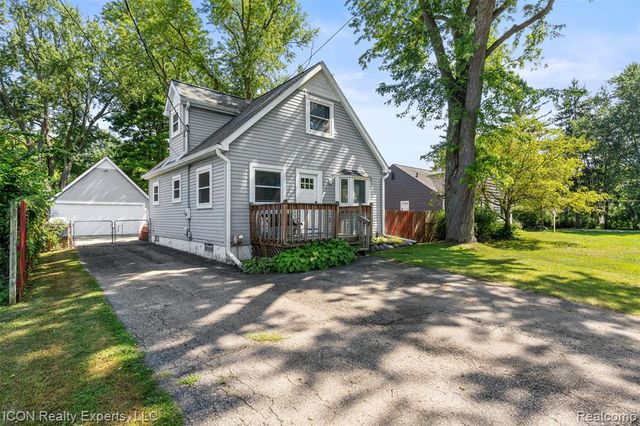 55875 Pontiac Trail Court, New Hudson, MI 48165