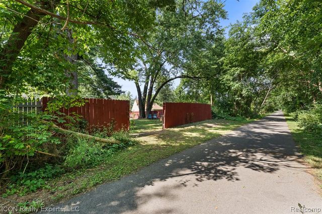 55875 Pontiac Trail Court, New Hudson, MI 48165