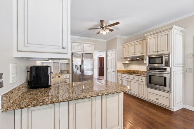 2706 Wakefield Dr, Clarksville, TN 37043