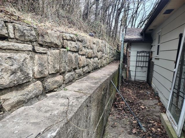 439 Midland Avenue, Belle, WV 25015