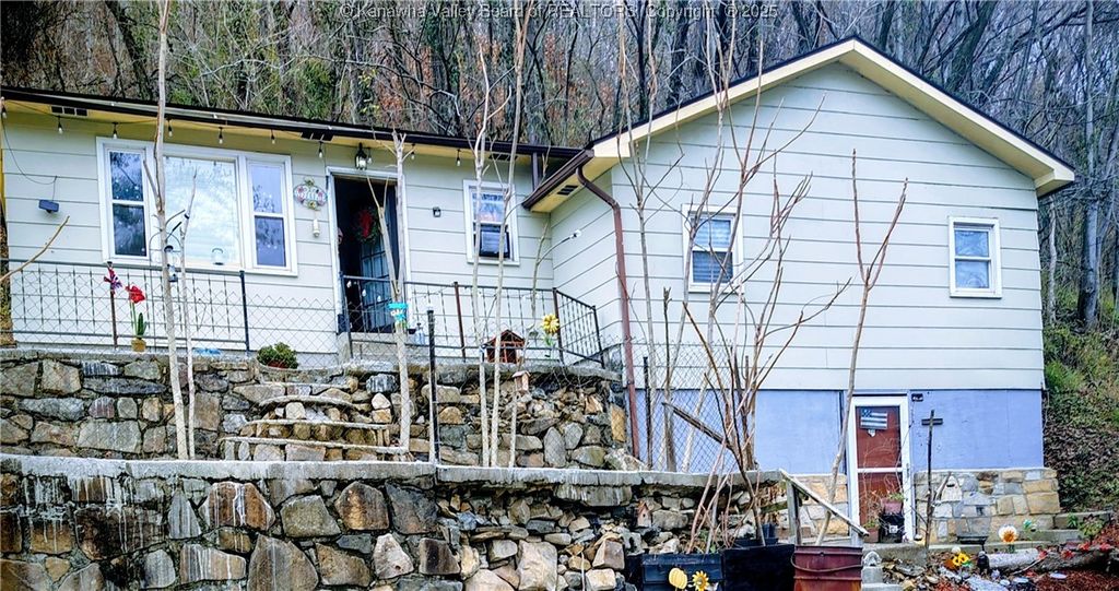 439 Midland Avenue, Belle, WV 25015