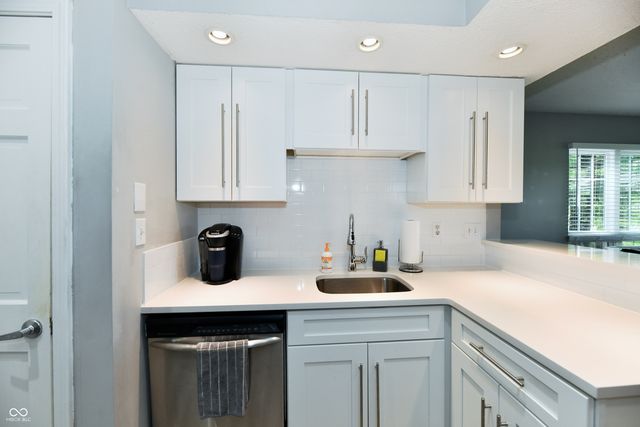 7854 Harbour Isle, Indianapolis, IN 46240