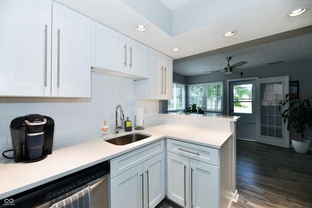 7854 Harbour Isle, Indianapolis, IN 46240