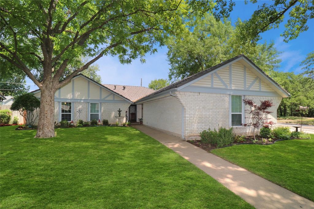2001 Heather Way Drive, Arlington, TX 76012 — exterior