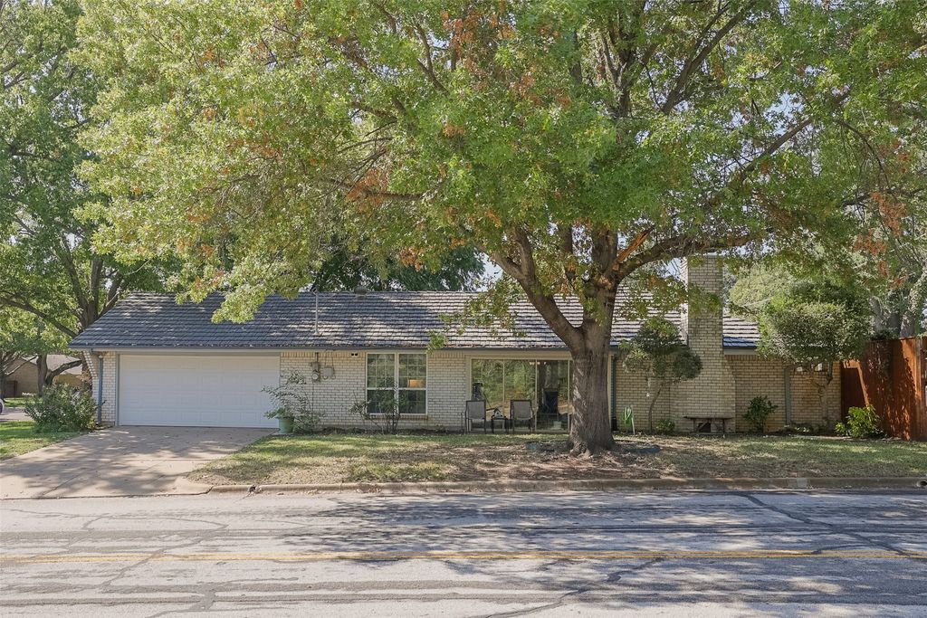 2001 Heather Way Drive, Arlington, TX 76012 — photo 2