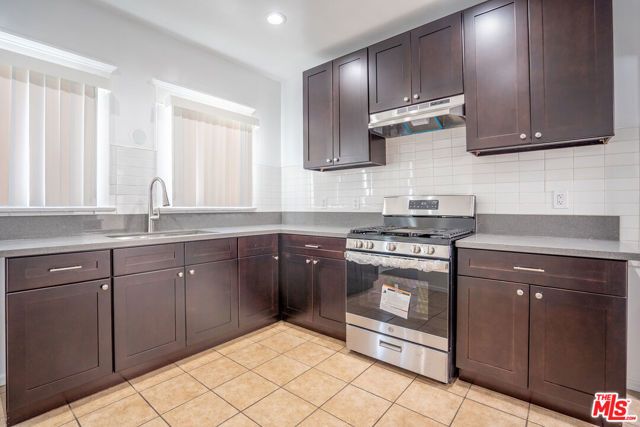 2324 W Washington Boulevard, Los Angeles, CA 90018