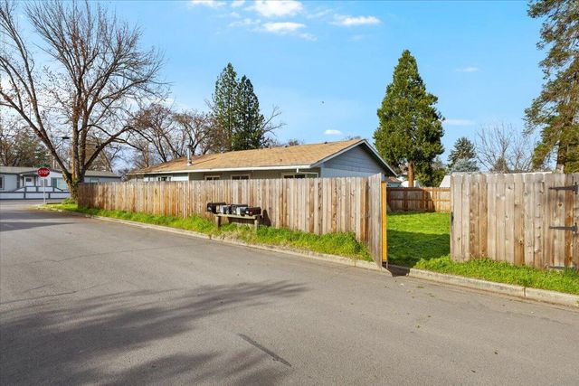 621 S Shasta Avenue, Eagle Point, OR 97524