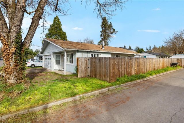 621 S Shasta Avenue, Eagle Point, OR 97524