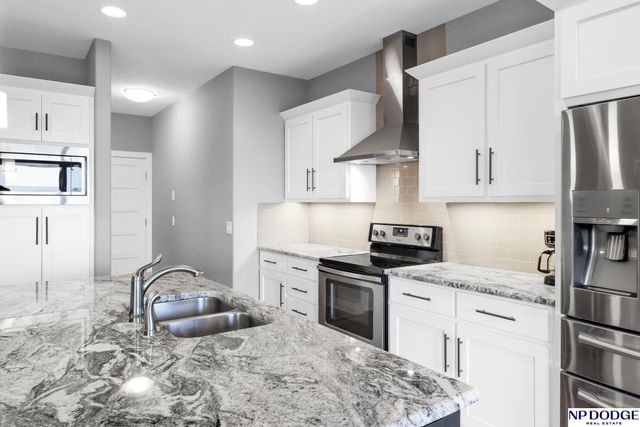 12027 Longshore Avenue, Papillion, NE 68046