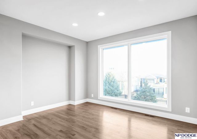 12027 Longshore Avenue, Papillion, NE 68046