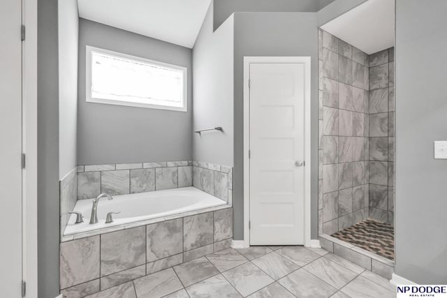 12027 Longshore Avenue, Papillion, NE 68046