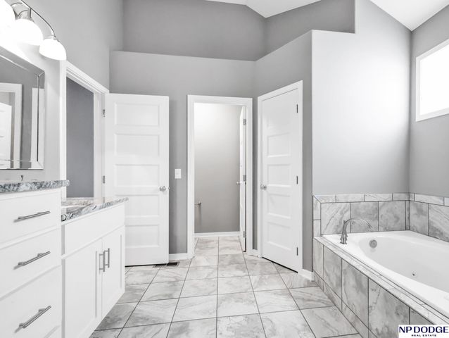 12027 Longshore Avenue, Papillion, NE 68046