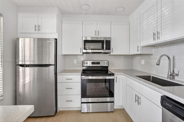 11931 NW 11th St 11931, Pembroke Pines, FL 33026