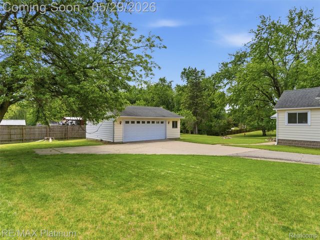 6335 Silver Lake Road, Fenton Charter Township, MI 48451